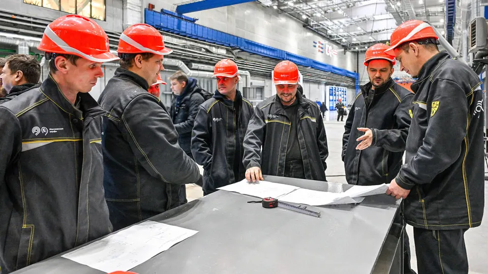Опрос показал: переработки распространены, часто не оформляются официально, полную компенсацию получают лишь около четверти сотрудников, а закон недавно удвоил годовой лимит сверхурочных.