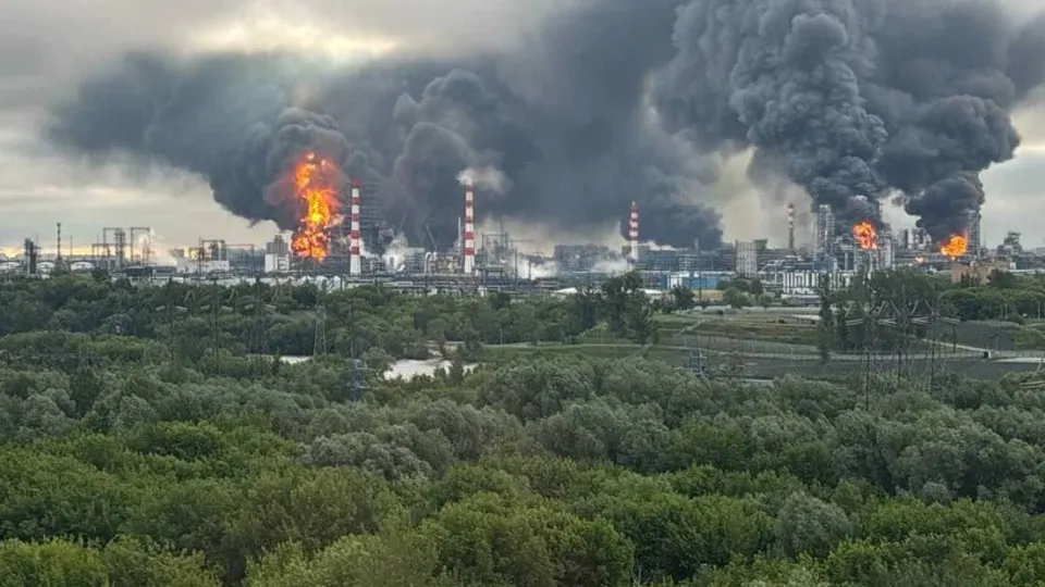 Ранним утром 18 июня по столице и ряду регионов нанесена масштабная волна ударов беспилотников: в воздушном пространстве Москвы сбито около 180 аппаратов, в ряде населённых пунктов — пожары, разрушения и жертвы. Пострадала энергетическая инфраструктура.
