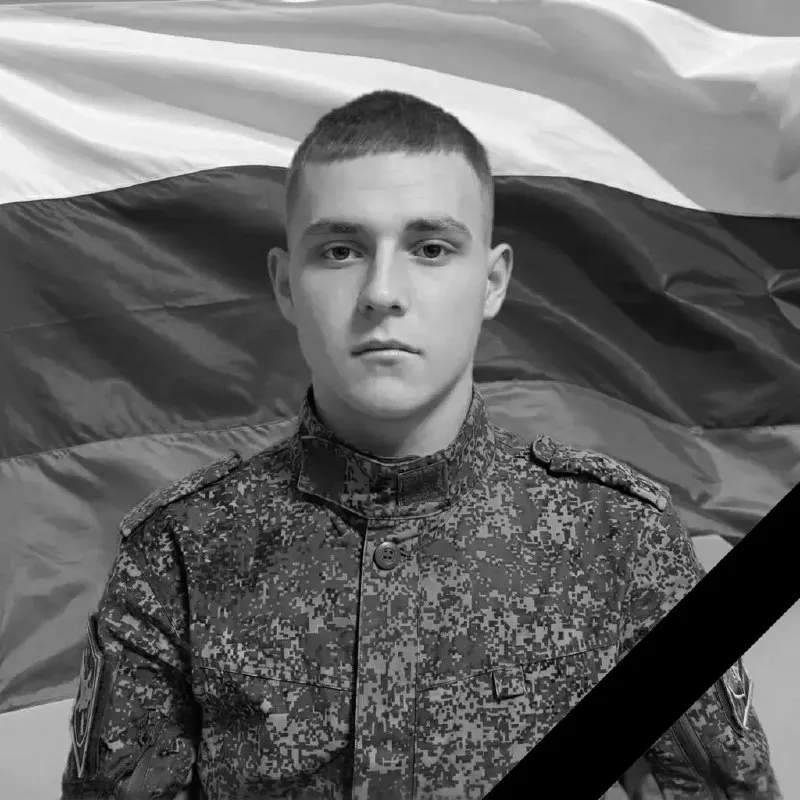 Родственница сообщила о гибели Артема Матвеева из Томска: он хотел служить в подразделениях беспилотников, но после подготовки направили в десантно‑штурмовой полк, и он погиб на передовой.