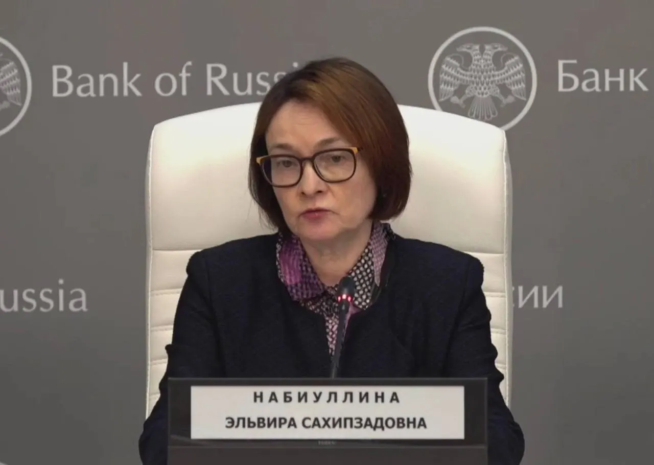 Глава Банка России Эльвира Набиуллина вернулась на пресс‑конференцию после краткой болезни, пояснив, что перенесла простуду и временно потеряла голос.