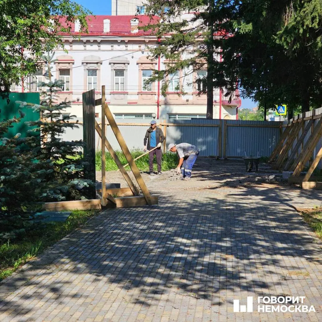 Обследование склона в Сквере Памяти показало устойчивое состояние грунта — признаков оползня не зафиксировано. Мемориал временно хранится в департаменте дорожной деятельности, сроки возвращения не названы.