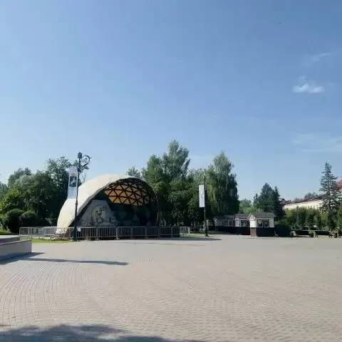 На площади установили три новых точки доступа с покрытием около 50 м и скоростью до 100 Мбит/с — по словам мэра, это часть соглашения администрации с провайдером и дополнение к уже действующей сети.