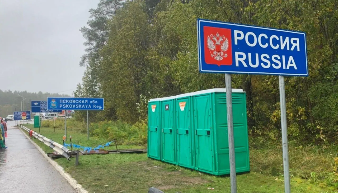 В рамках 21-го пакета санкций Евросоюз планирует ввести полный визовый запрет для тех, кто служил в российских вооружённых силах или прокси‑группах с начала полномасштабного вторжения. Остаются вопросы по методике формирования списков, а также по применению правил к срочникам и дезертирам.