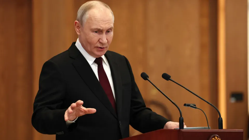 Президент РФ заявил, что Россия может нанести ответные удары по территориям, с которых будут запускать беспилотники по российским объектам. Российские спецслужбы указывают на подготовку запусков с баз в Прибалтике; страны региона отвергли обвинения.
