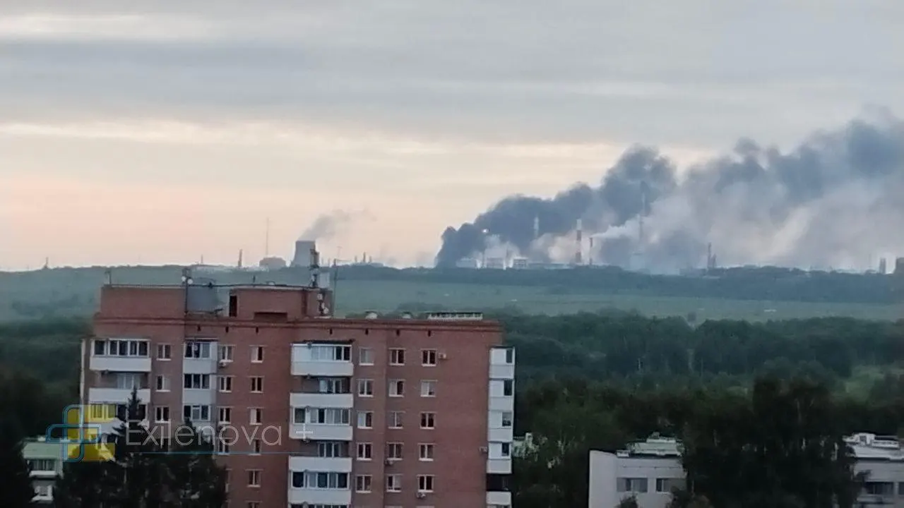 После ударов беспилотников в Татарстане и Самарской области произошли пожары на крупных НПЗ и нефтехимзаводах; в Нижнекамске дрон попал в жилой дом, четыре человека получили ранения. Минэнерго связывает перебои с бензином с ударами по топливной инфраструктуре.