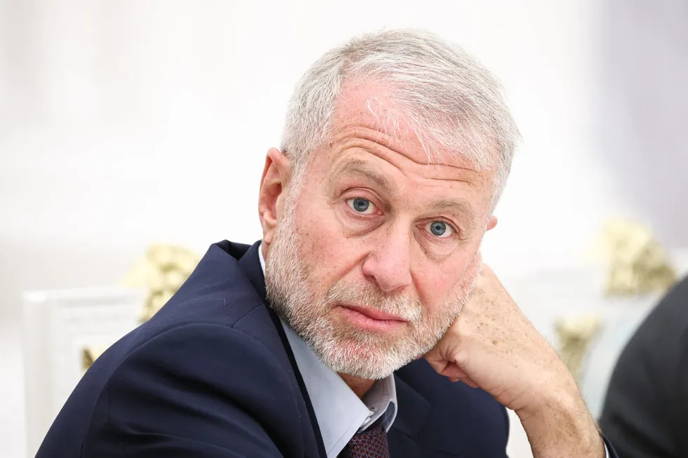 По данным нескольких собеседников, российский бизнесмен Роман Абрамович в мае 2026 года ездил в Киев, встретился с Владимиром Зеленским и передал предложение о личной встрече с президентом России.