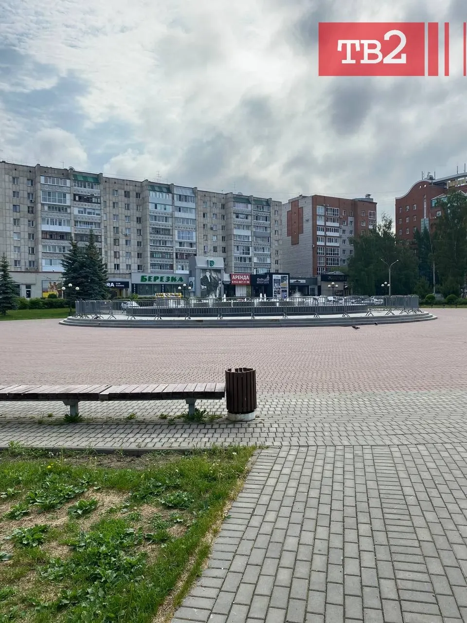 Доступ к фонтану полностью перекрыли — вокруг поставили металлическое ограждение, подойти ближе трёх метров нельзя. На заборе висит объявление с запретом купания.