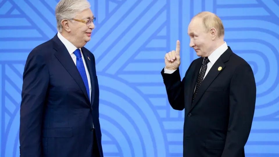 Из‑за нехватки топлива на внутреннем рынке Москва ведёт переговоры с Казахстаном о поставках около 50 тысяч тонн бензина АИ‑92; рассматриваются варианты процессинга на казахстанских НПЗ и обмен авиакеросином.