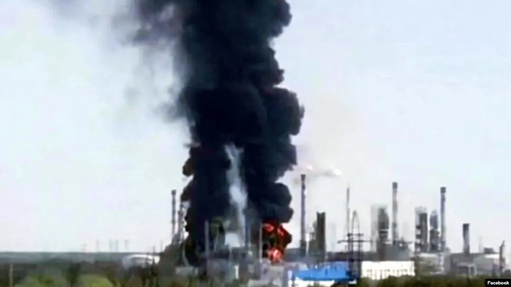 25 июля на Тюменском нефтеперерабатывающем заводе после атаки возникли пожары на установках гидроочистки и производства высокооктанового бензина; переработка приостановлена, сроки восстановления неизвестны.