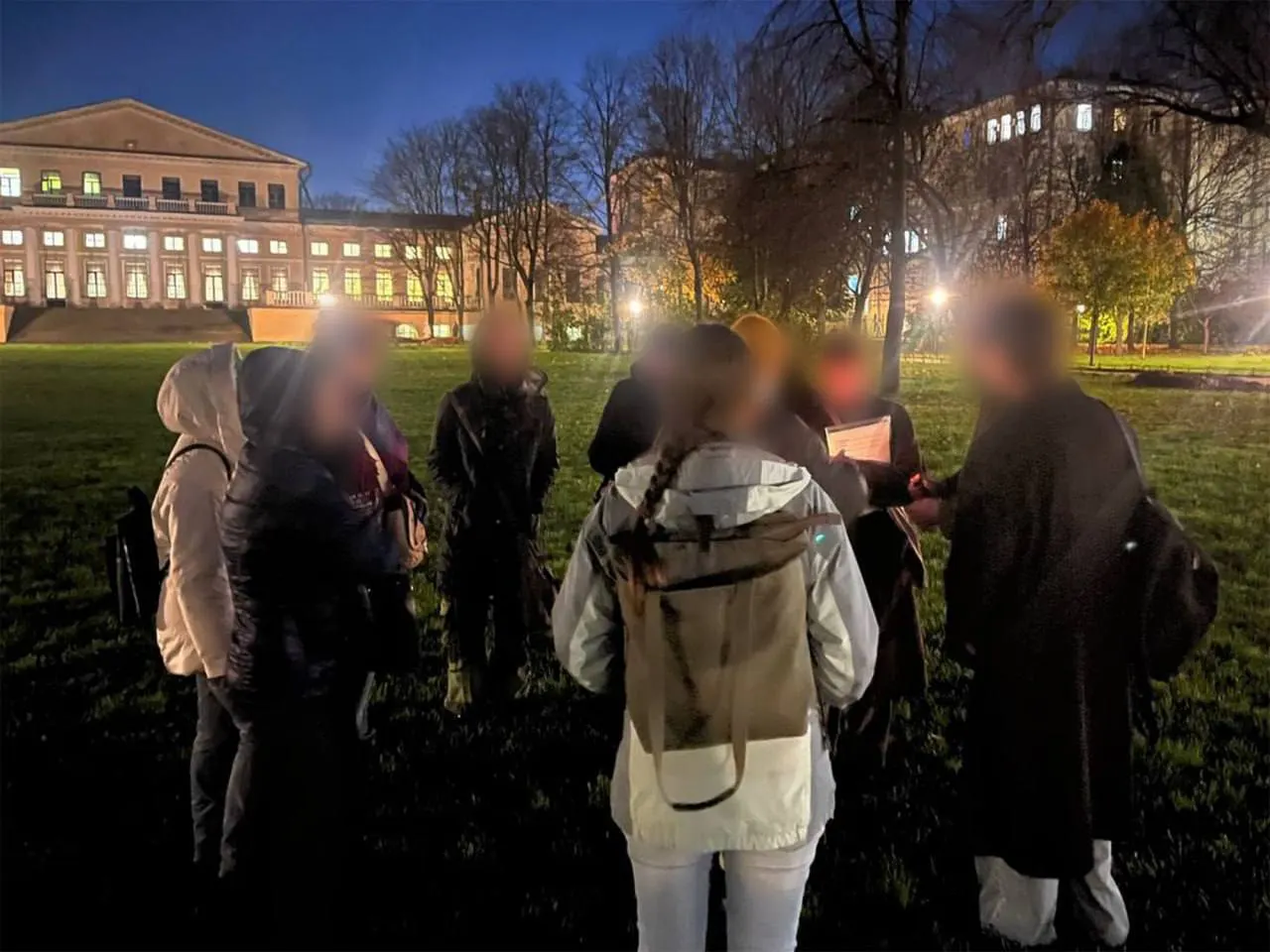 Жители нескольких городов проводят памятные чтения списков репрессированных в рамках Дня памяти, подчеркивая важность сохранения исторической памяти.