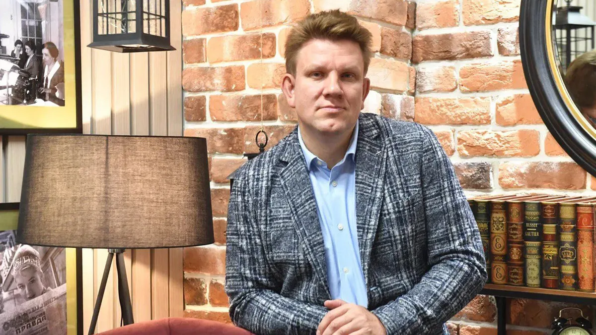 Генерального директора издательства «Эксмо» Евгения Капьева задержали, у менеджмента компании проходят обыски в рамках уголовного дела об организации деятельности экстремистской организации и распространении ЛГБТ-литературы среди несовершеннолетних.