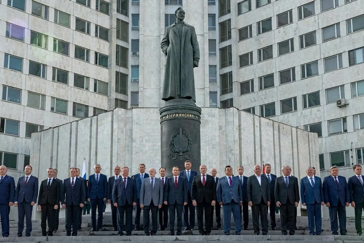 Президентский указ о возвращении имени Феликса Дзержинского Академии внешней разведки вступил в силу после официальной публикации. В документе подчеркивается «выдающийся вклад» революционера в систему государственной безопасности, напомнив также о его роли в событиях 1917 года и последующем Красном терроре.