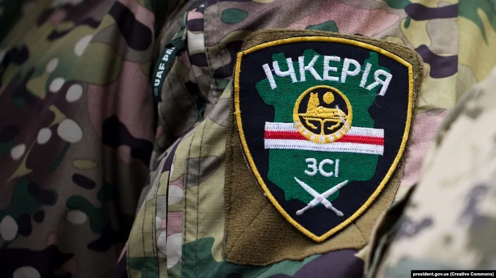 Росфинмониторинг включил «Чеченскую Республику Ичкерию» и её зарубежные отделения в перечень террористических и экстремистских организаций после решения суда в Грозном, признавшего ЧРИ террористической. Власти утверждают, что сторонники объединения участвуют в боевых действиях на стороне ВСУ и диверсиях в приграничных регионах, а его лидер Ахмед Закаев находится в международном розыске и фигурант новых уголовных дел.