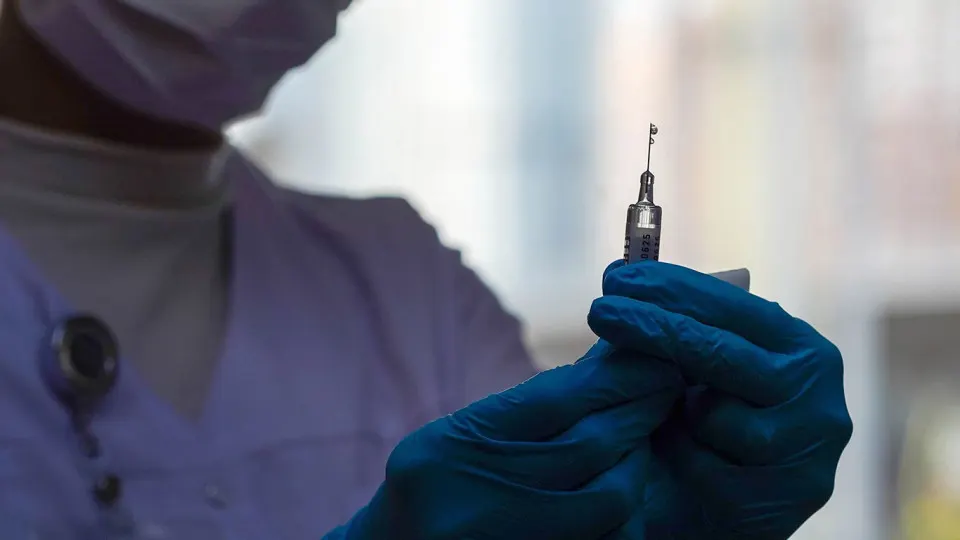 Российские учёные разрабатывают генотерапевтический препарат, который блокирует ключевой рецептор, запускающий старение клеток. Проект реализуют в рамках национального проекта «Новые технологии сбережения здоровья» с бюджетом свыше 2 трлн рублей.