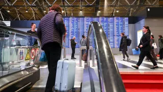 После масштабных ограничений доступа к интернету и мессенджерам запросы россиян о переезде за границу достигли максимума с осени 2022 года, а рейтинги власти заметно просели на фоне нарастающего раздражения общества запретительной политикой.