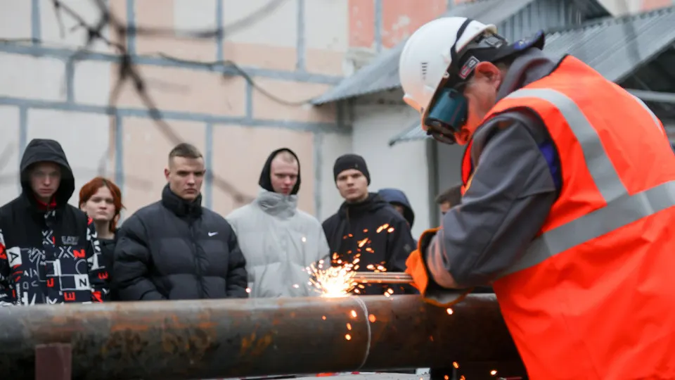 За четыре года число «свободных» рабочих рук сократилось почти вдвое — с 7 млн в 2021 году до 4,4 млн в 2025-м. Одной из причин эксперты называют демографию и высокий спрос со стороны ряда отраслей.