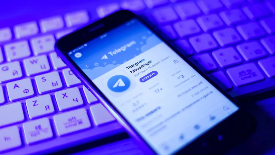 До 70% российских компаний по‑прежнему используют Telegram, WhatsApp и другие зарубежные мессенджеры для работы, однако интерес к отечественным корпоративным решениям резко вырос после введения ограничений Telegram в марте 2026 года.