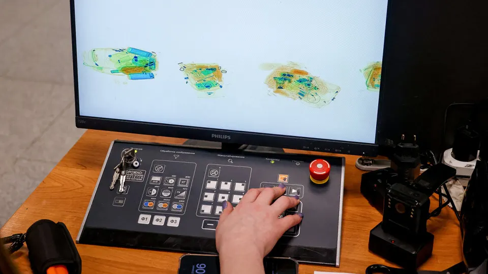 Крупные школы в разных регионах России начали внедрять интроскопы для проверки сумок и рюкзаков учащихся на наличие запрещённых предметов и электронных сигарет на фоне участившихся нападений в учебных заведениях.