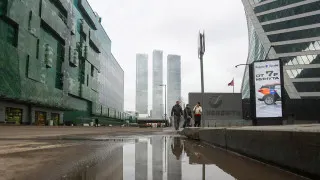 Большинство российских работодателей до конца года не планируют расширять штат из‑за слабого спроса на продукцию и услуги. Доля предприятий, испытывающих нехватку персонала, опустилась до минимума за два года, а вместо увольнений бизнес все чаще переводит сотрудников на неполную занятость.