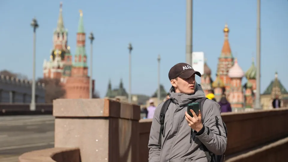 Мобильные операторы в России массово подключают услугу «Защита интернета» без явного согласия пользователей: фильтры блокируют не только мошеннические сайты, но и легальные сервисы, что вызывает опасения по поводу утраты сетевой нейтральности.