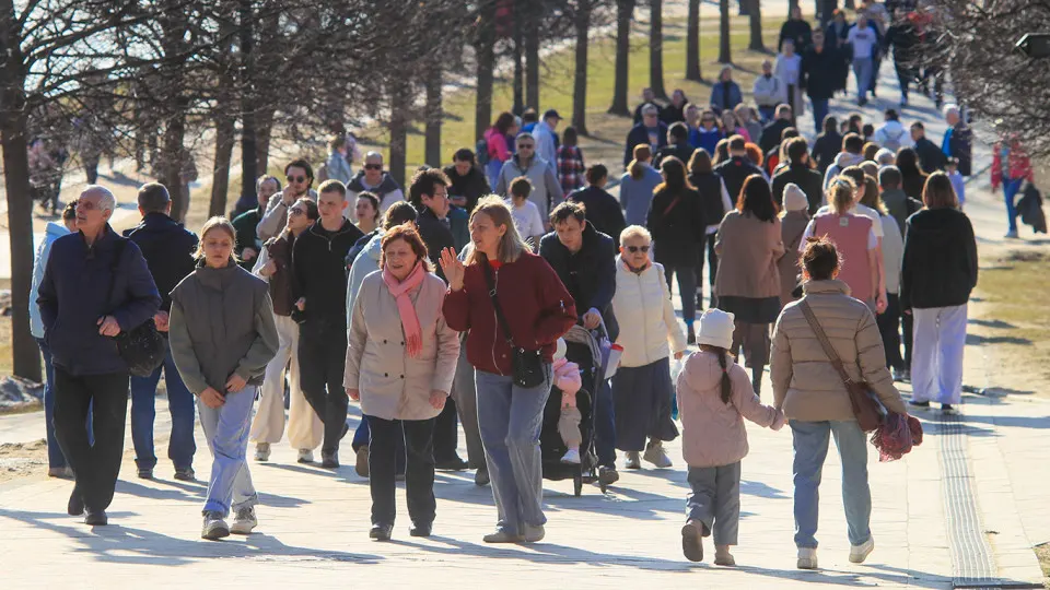Опрос жителей более чем 80 регионов показал: значительная часть россиян доверяет популярным конспирологическим теориям — от «мирового правительства» до искусственного происхождения коронавируса и вреда вышек 5G.
