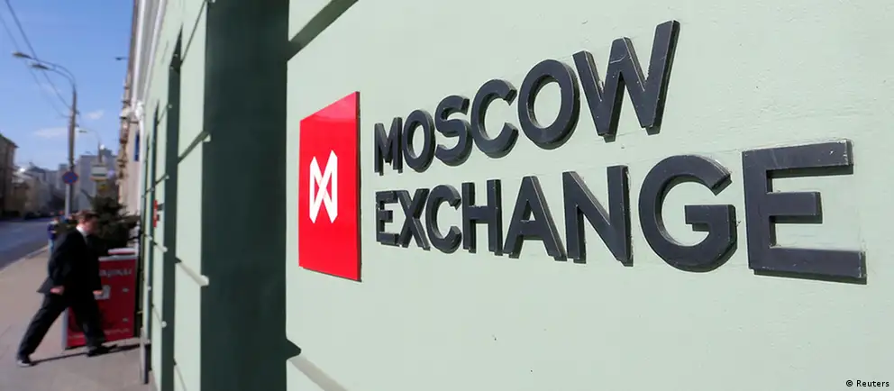 Басманный районный суд Москвы ввёл запрет на отдельные действия для обвиняемых в манипулировании котировками на Московской бирже. Следствие оценивает их незаконный доход более в 28 млн рублей; ранее задержаны трое, а Центробанк и Следственный комитет выдали предписания и возбудили дело.