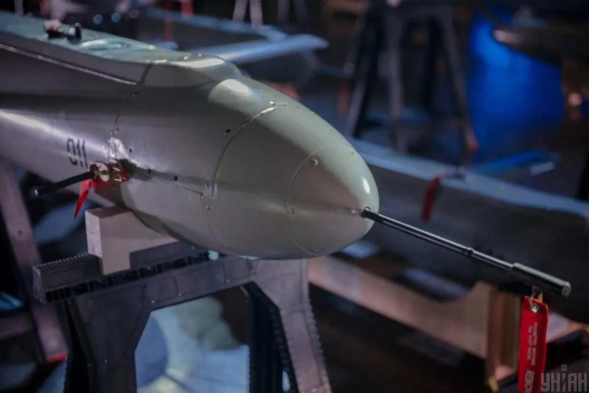 Силы обороны Украины увеличили дальность ударов: по данным военных, сейчас беспилотники и другие средства достигают целей на расстоянии до 1 750 км. В результате поражались НПЗ и стратегические предприятия в разных регионах РФ.