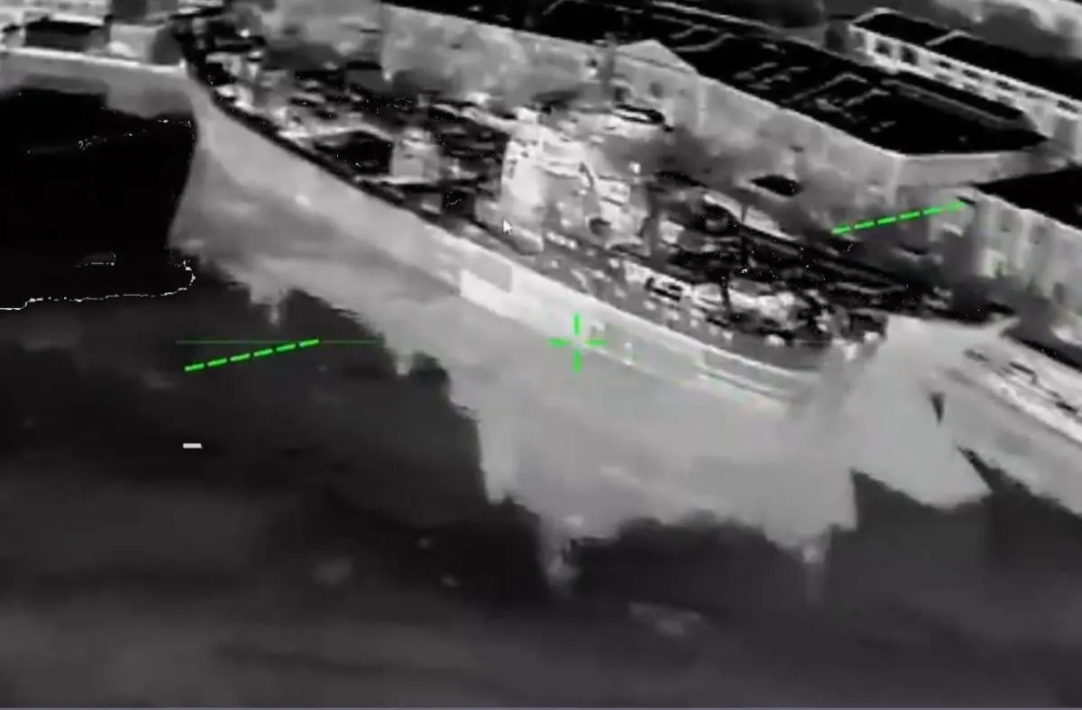 По данным спецслужб, в ходе ночной операции по важным объектам в Крыму были поражены несколько военных кораблей, истребитель и элементы ПВО. В Службе безопасности заявили, что такие действия направлены на уничтожение ключевой военной инфраструктуры противника.