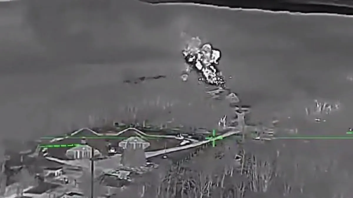 В ночь на 28 апреля беспилотники подразделения Middle‑strike Сил специальных операций поразили тайную стоянку оперативно‑тактических ракетных комплексов в районе бывшей ракетной базы под Овражками, примерно в 40 км к востоку от Симферополя.