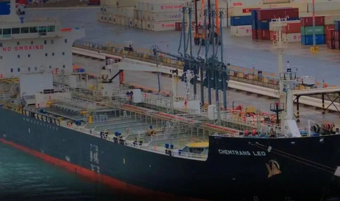 Два морских дрона-камикадзе поразили танкер MARQUISE примерно в 210 км к юго‑востоку от Туапсе. Судно, находящееся под санкциями, получило повреждения в кормовой части и машинном отделении; степень разрушений уточняется.