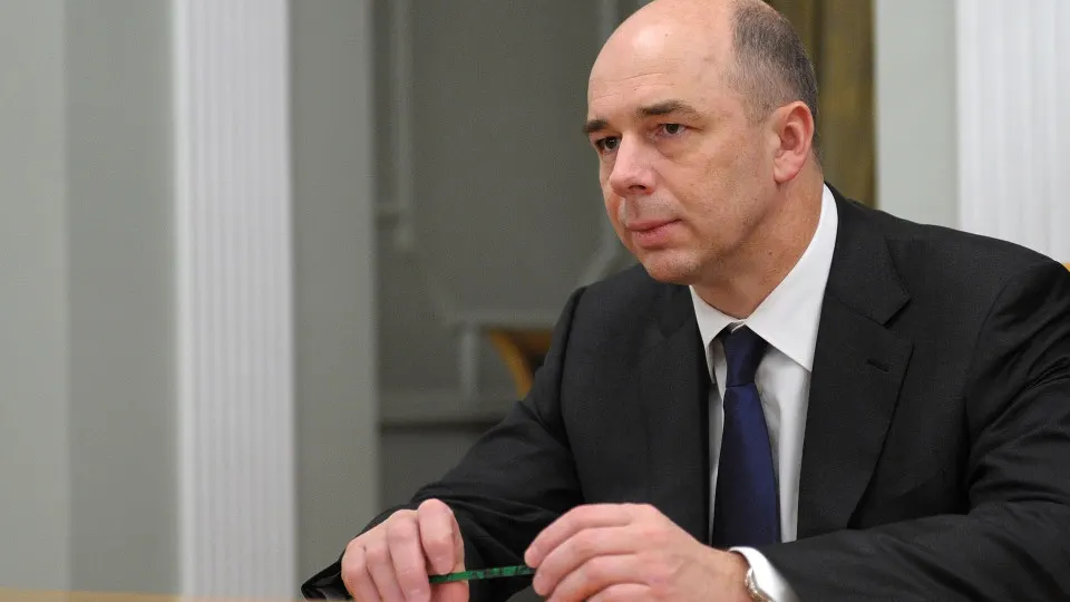 Глава Минфина рассказал, что нейросети помогают оптимизировать распределение средств и выявлять неплательщиков, однако окончательные решения принимают профильные специалисты. Применение ИИ происходит на фоне рекордного дефицита бюджетов в 2025 году.