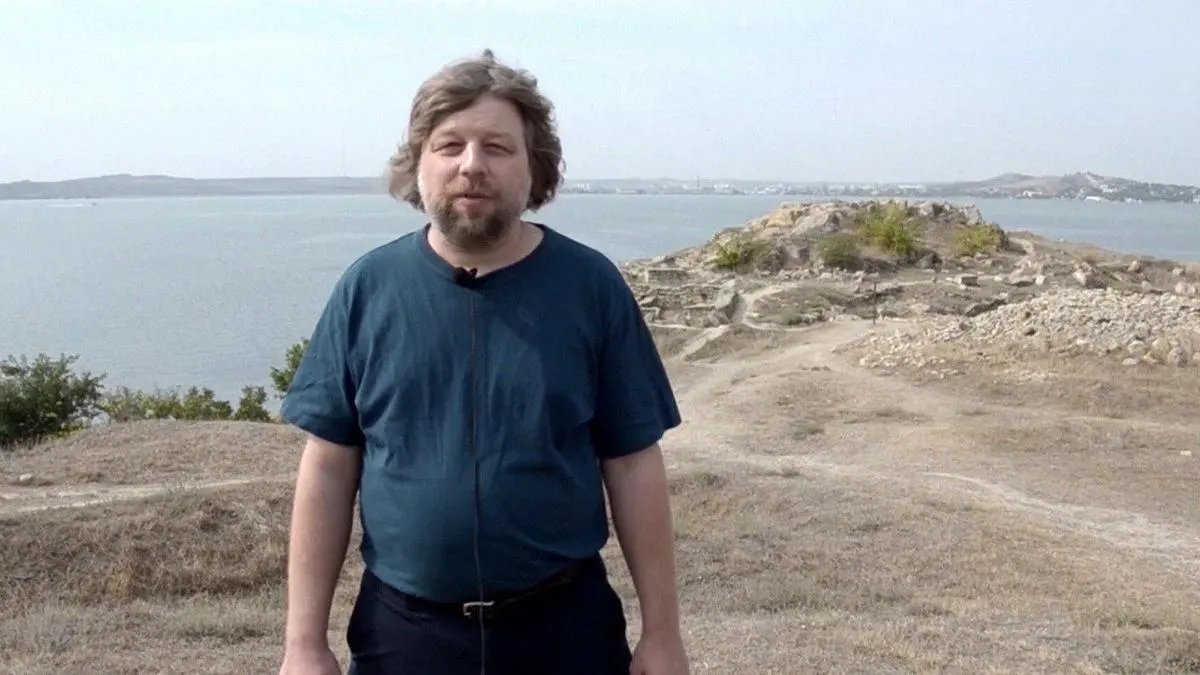 Александр Бутягин вернулся в Россию через Беларусь в результате обмена. По официальным сообщениям обмен прошёл по формуле «5 на 5»; среди возвращённых — супруга российского военного. Ранее археолога арестовали в Польше по запросу Украины.