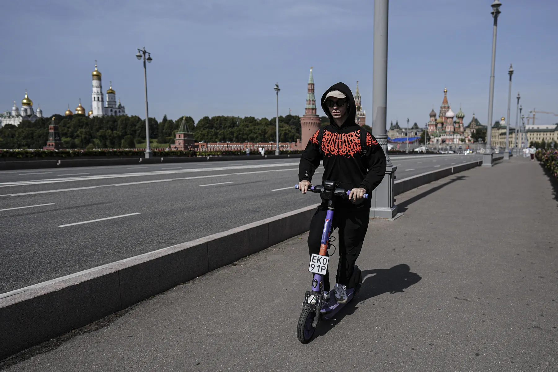 В научной публикации сотрудников МАДИ предложено сделать мессенджер Max единой платформой для аренды электросамокатов и каршеринга в Москве, а также обязать владельцев личных самокатов фиксировать поездки через специального бота.
