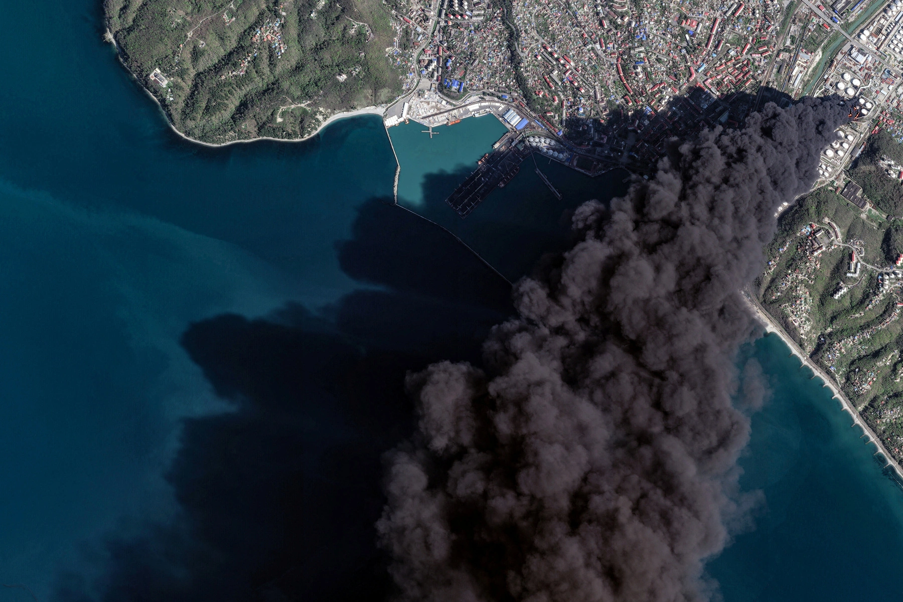 Несмотря на пожар на нефтеналивном терминале и разлив нефти в Чёрном море, государственные структуры заключили новые контракты на детские путёвки — после 16 апреля сумма превысила 30 млн рублей.