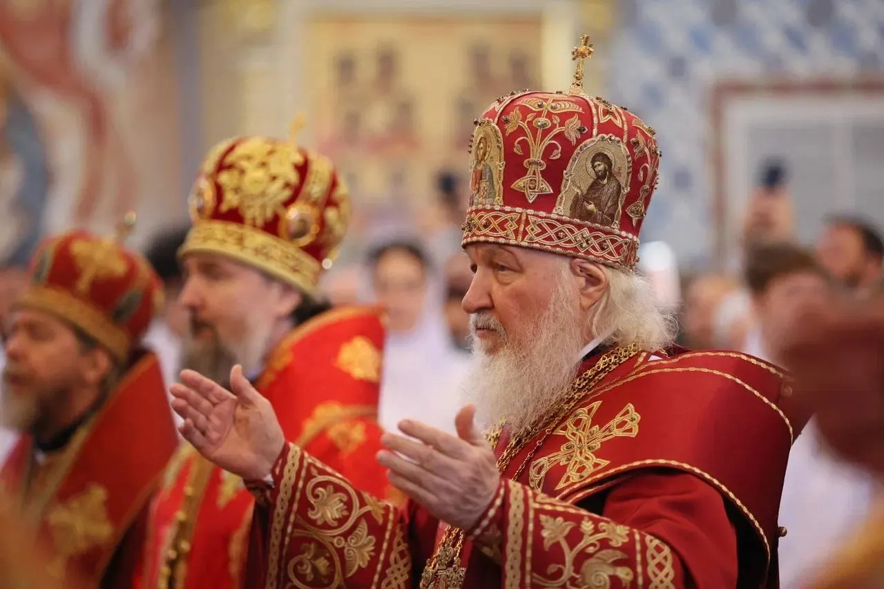 Перед планируемой закладкой храма в микрорайоне Юбилейный полиция проверяла местных активистов, выступавших против строительства. Патриарх Кирилл в этот день посетил другие объекты края, а местные жители продолжают протест против застройки зелёной зоны.