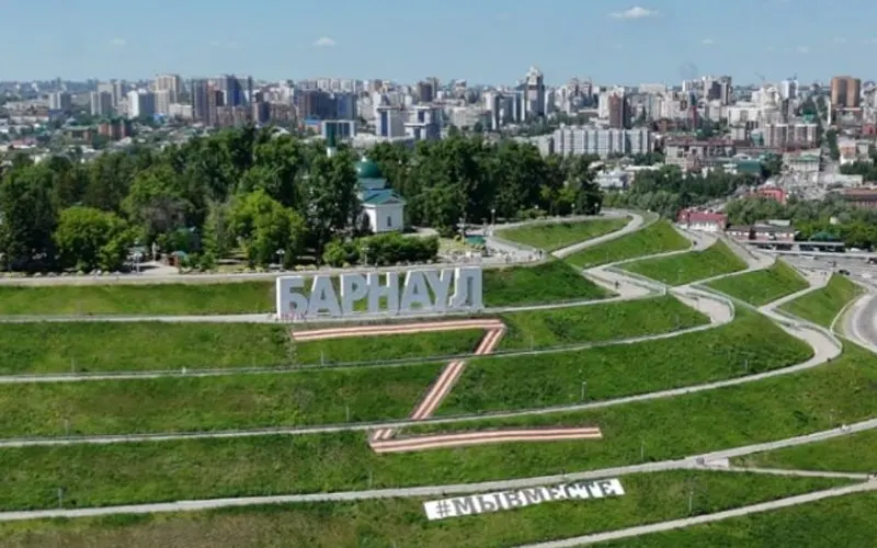 Муниципальное учреждение Барнаула планирует заменить в Нагорном парке баннеры с буквой Z и «георгиевской лентой»; начальная стоимость работ — 1,96 млн руб. Городской бюджет на 2026 год принят с дефицитом более 1,3 млрд руб.