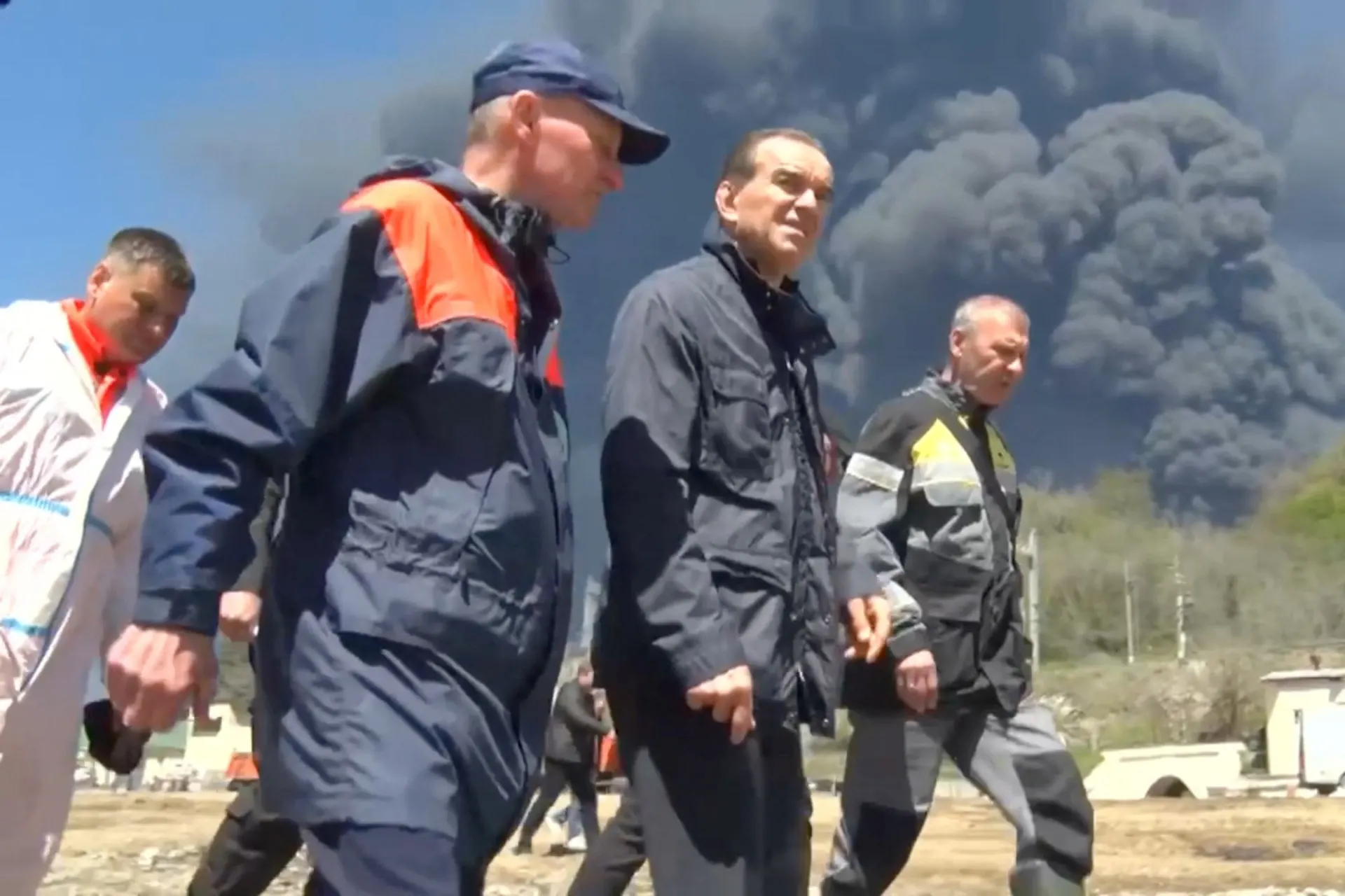 По данным наблюдателей, около 1,4 тысячи аккаунтов активно комментировали публикации о беспилотных ударах по нефтяной инфраструктуре в Туапсе, продвигая одиночные нарративы и умаляя масштабы ЧС.