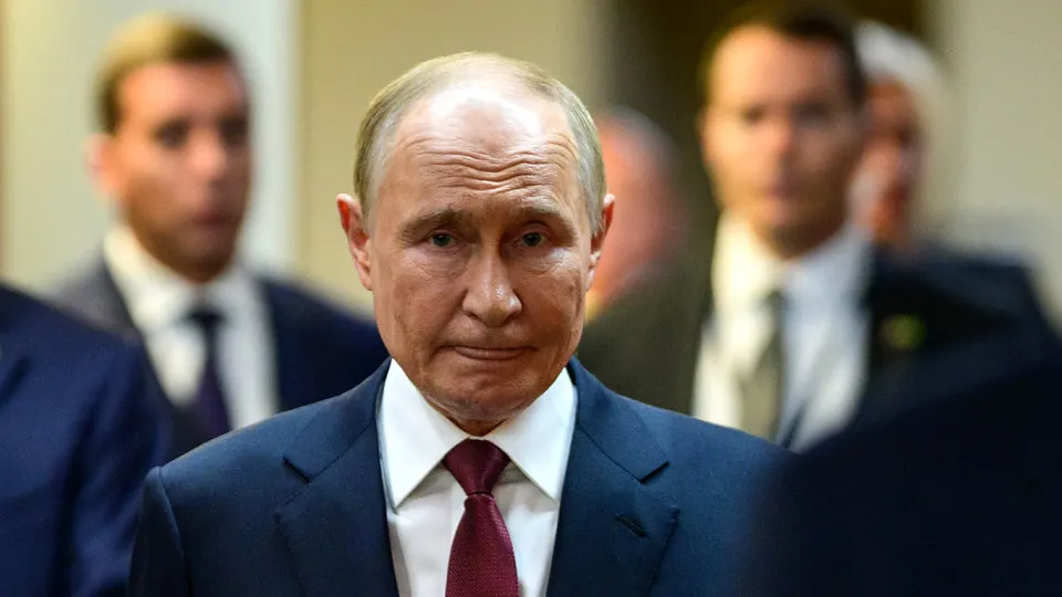 Поддержка Владимира Путина, по данным всероссийских опросов, снижается седьмую неделю подряд и достигла минимальных значений с 2018 года на фоне усиления ограничений в интернете и стагнации экономики.