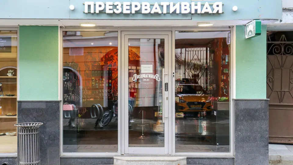 Покупатели массово скупают крупные упаковки, некоторые позиции исчезли со складов. Цены в рознице уже растут, при сохранении проблем с поставками возможен дефицит и подорожание до 20%.