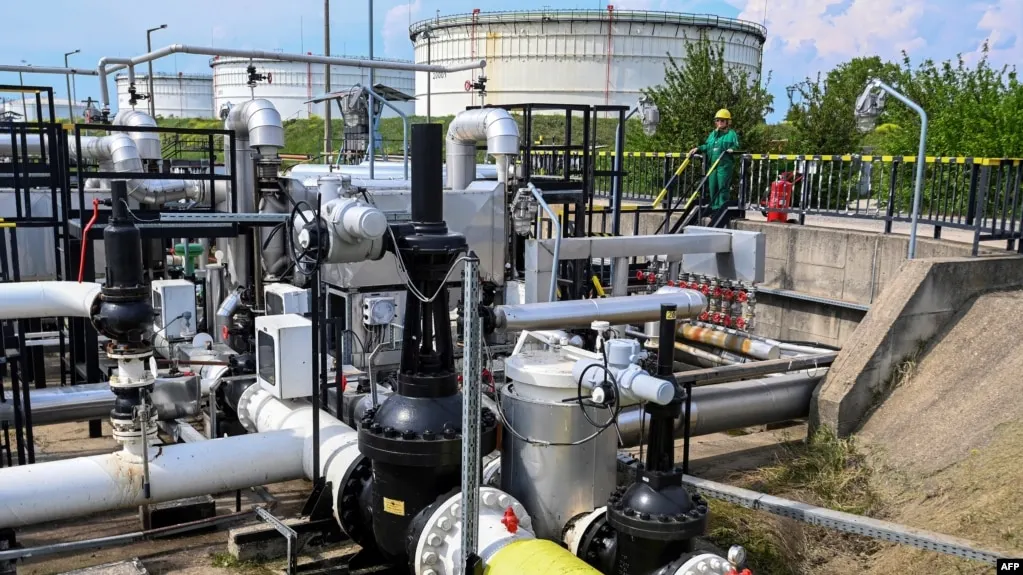 Евросоюз одобрил кредит Украине на 90 млрд евро и согласовал 20‑й пакет санкций против России, однако запрет на морские перевозки российской нефти в него не вошёл. На этом фоне готовится возобновление поставок нефти по трубопроводу «Дружба» в Венгрию и Словакию.