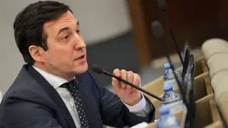 Первый зампред комитета Госдумы по контролю Дмитрий Гусев предложил создать «белый список» абонентов, связанных с подтвержденными аккаунтами на «Госуслугах», а также реестр доверенных хостинг-провайдеров и список разрешенных VPN-протоколов на фоне массовых отключений мобильного интернета в России.