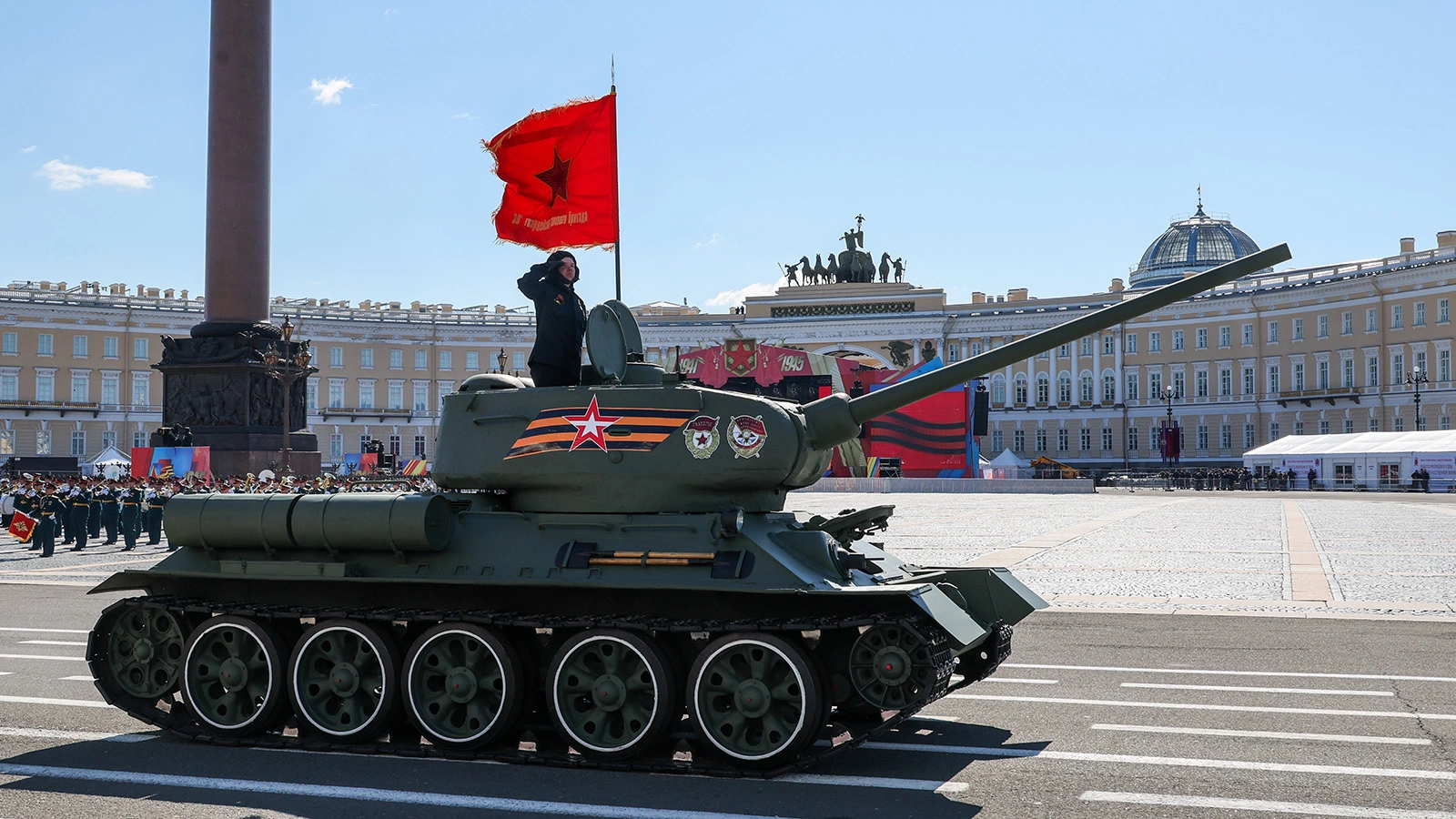 На Дворцовой площади установят одну трибуну примерно на 300 человек; военной техники и восстановленного танка Т‑34 на параде не будет, на трибуне разместятся ветераны СВО, участия ветеранов Великой Отечественной войны не ожидается.