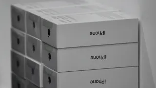 У крупных продавцов в России накопились избыточные запасы дорогих смартфонов Apple и Samsung. На фоне снижения покупательной способности граждан ритейлеры вынуждены заметно снижать цены и распродавать флагманы с существенными скидками, чтобы освободить склады и вернуть вложенные средства.