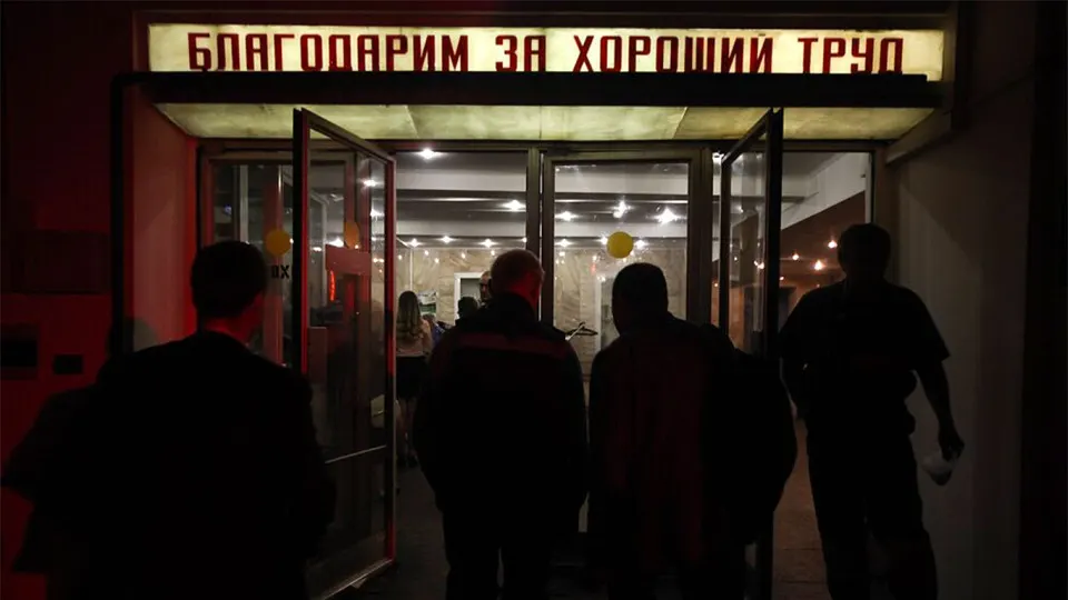 По данным Роструда, к увольнению в государственных и муниципальных учреждениях рекомендованы свыше 105 тысяч сотрудников. Больше всего сокращений ожидается в Москве и ряде регионов, на решения влияют дефицит бюджетов, цифровизация и курс на повышение производительности труда.