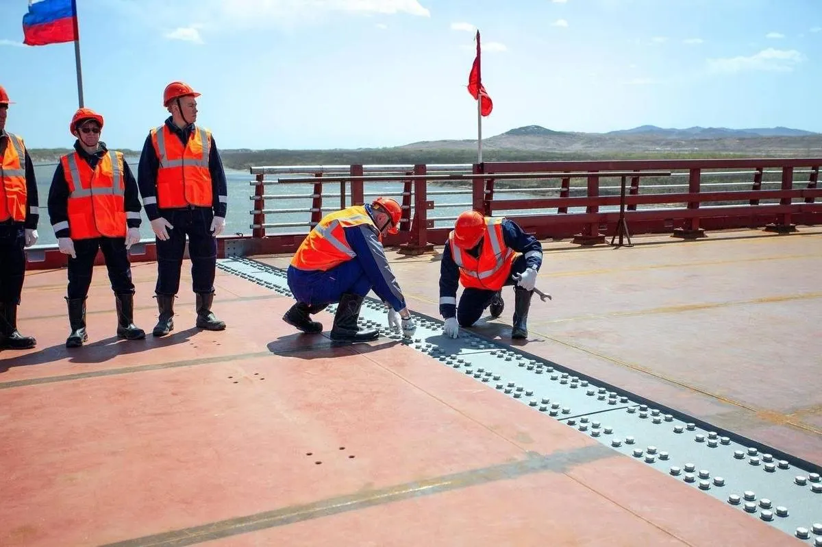 К 2026 году на границе России и КНДР заработает первый прямой автомобильный мост через реку Туманная: он станет частью нового пограничного перехода и должен усилить торговлю и логистику между странами.