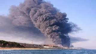 Спутниковые снимки зафиксировали многокилометровый шлейф дыма от горящих нефтяных резервуаров Туапсинского НПЗ, тогда как экологи предупреждают о рисках для Черного моря, а в районе порта и устья реки Туапсе обнаружены значительные нефтяные пятна.