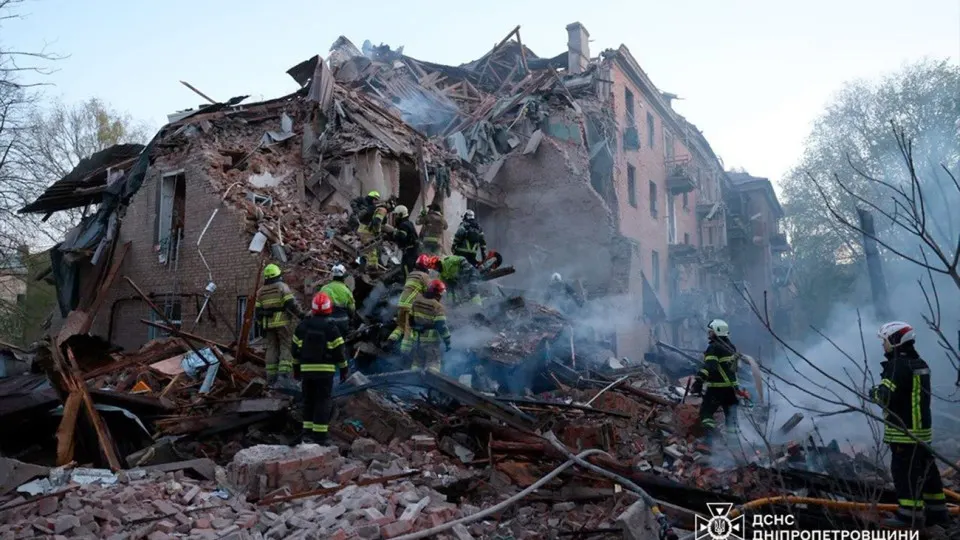 Российские силы в ночь на 25 апреля выпустили по Украине сотни дронов и ракет, жертвами атак стали мирные жители в нескольких регионах страны. Утром украинские беспилотники нанесли удары по целям в Екатеринбурге и Челябинской области.