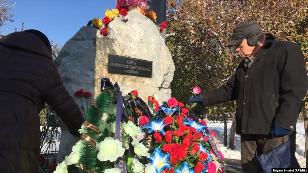 В Нарымском сквере Новосибирска неизвестные сняли табличку с закладного камня будущего памятника жертвам государственного террора, основной монумент не пострадал. На фоне этого в Томске ранее демонтировали мемориальные камни в Сквере Памяти, что вызвало протест дипломатов нескольких стран.