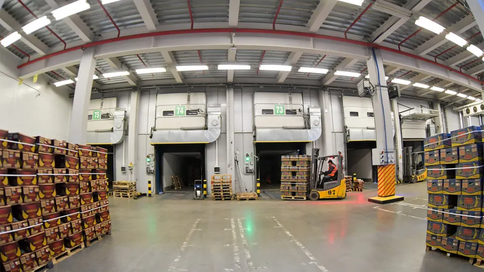 Средняя ставка аренды сухих складов в Москве в I квартале составила 9,8 тыс. руб./кв. м — снижение на 25% к уровню 2025 года на фоне падения спроса и рекордного ввода площадей.