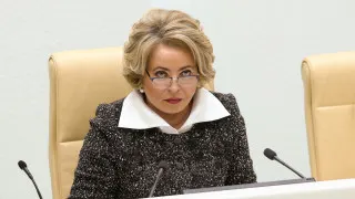 Спикер Совета Федерации Валентина Матвиенко назвала «обезлюживание территорий» стратегической угрозой и предложила россиянам переезжать из крупных городов в просторные дома по всей стране, заводить большие семьи и сажать цветы во дворах, на фоне рекордно низкой рождаемости и естественной убыли населения.